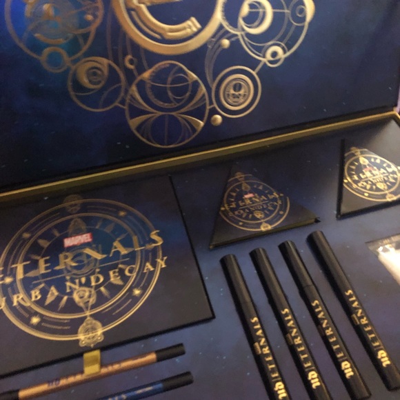 Rare Marvel X Urban Decay 13 Piece Collectors Vault Limited Edition NIB - Picture 11 of 15